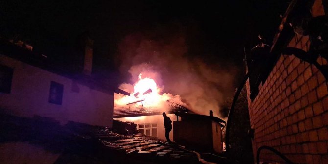 Garajda başlayan yangın çatıyı sardı