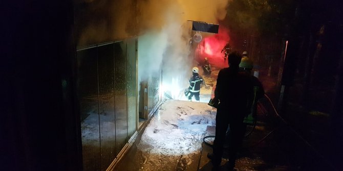 3 dükkan ve bir minibüs alev alev yandı