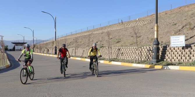 'Gizemli yol'u bisikletleriyle denediler