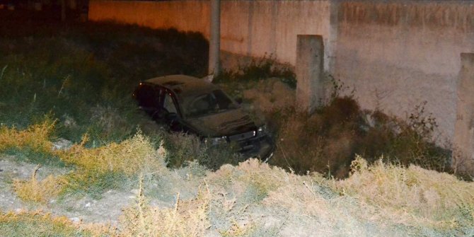 Kontrolden çıkan otomobil çukura düştü