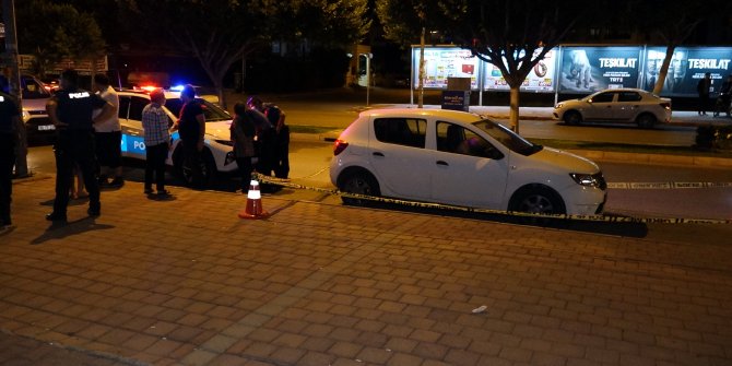 Direksiyonunda ölü bulundu, çevredekiler cenazeyi görmek için yarıştı