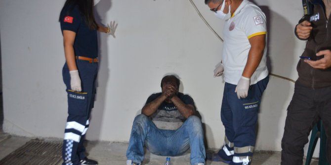 Evin içinde yanmaktan mahalle bekçileri kurtardı