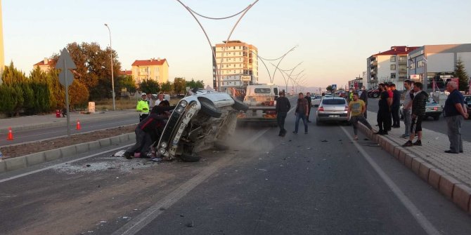 Takla atan otomobildeki 4 kişi yaralandı