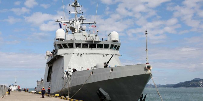 Aralarında Türkiye’nin de bulunduğu NATO savaş gemileri Batum’a demir attı