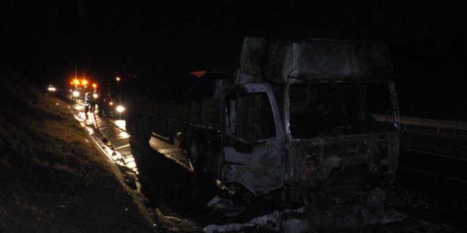Kuzey Marmara Otoyolu’nda metal yüklü tır alev alev yandı