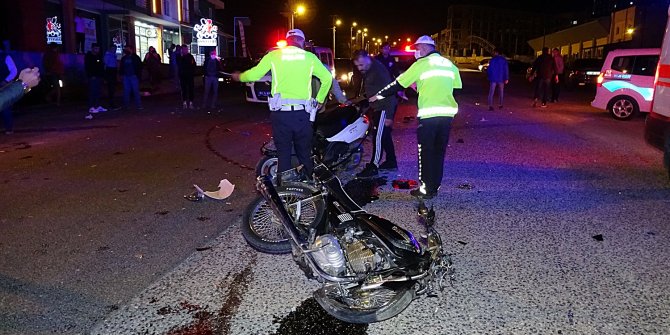 Motosikletler çok kötü çarpıştı; 2 ağır yaralı