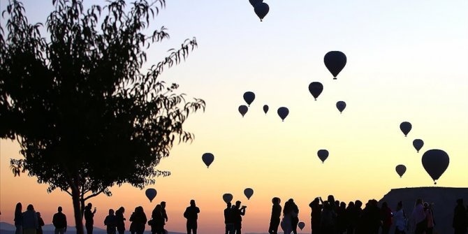 Kapadokya'da balonları izlemek isteyen turistler tepelere akın ediyor