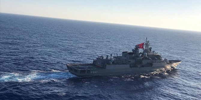Turkish Navy pushes Greek Cypriot research vessel violating continental shelf