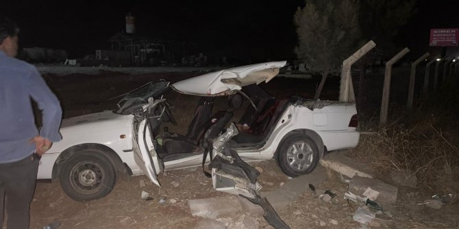İş makinesiyle çarpışan otomobilin tavanı koptu: 2 ölü