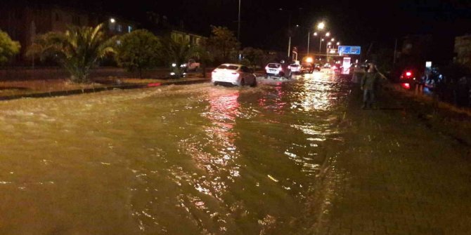 Sağnak yağmur sonrası sel meydana geldi