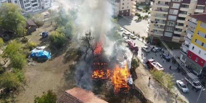 Barakada çıkan yangın iki katlı ahşap eve sıçradı