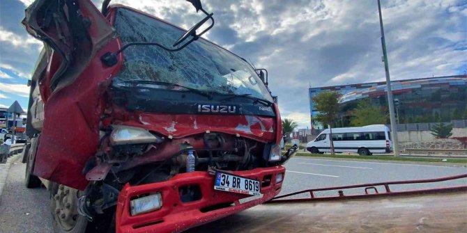 Çarpışan iki kamyondan biri devrildi, sürücü sıkışarak yaralandı
