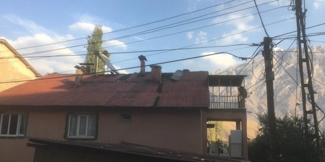 Hakkari’de çatı yangını