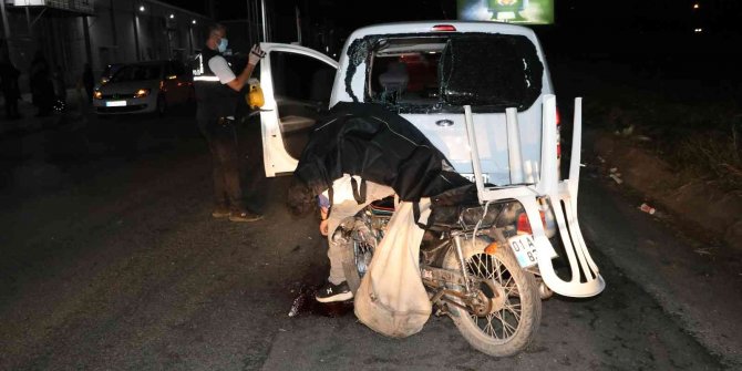 Park halindeki araca çarpan motosikletli hayatını kaybetti