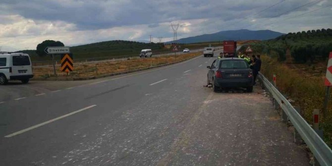 Ani fren yapan tırdaki taşlar arabanın üzerine savruldu