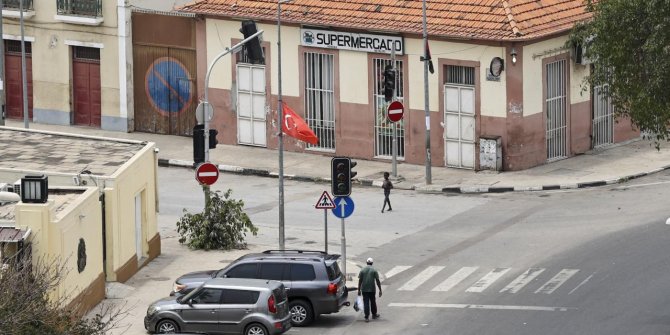 Angola'nın başkenti Luanda Türk bayraklarıyla donatıldı