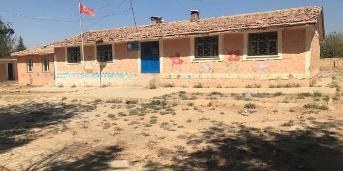 Mahalleli 57 yıllık okulun yerine yenisini istiyor