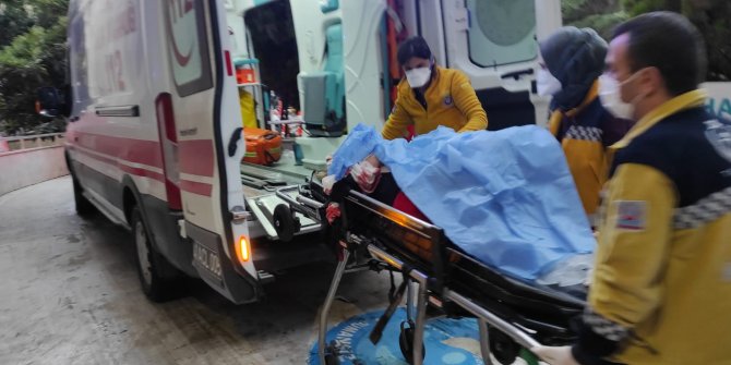 Boşanma aşamasındaki eşini çalıştığı kafede bıçakladı