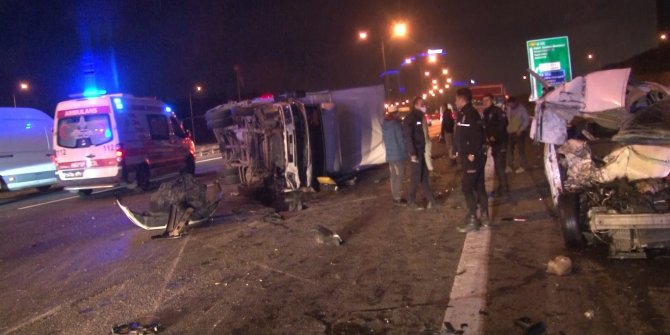 TEM Otoyolu’nda hafif ticari araç kamyonete arkadan çarptı: 4 yaralı