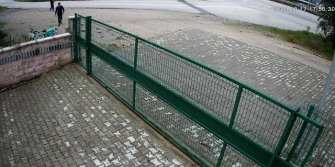 Bisikleti alamayınca tekme attı, o onlar güvenlik kamerasına yansıdı