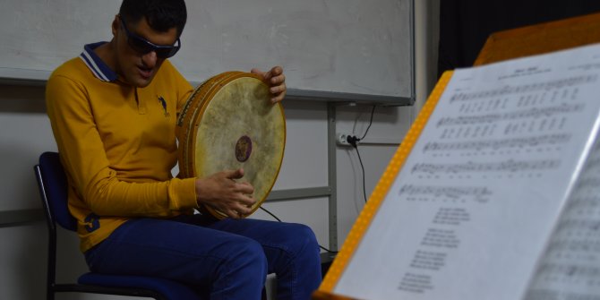 Görme engelli üniversiteli, 15 enstrüman çalıyor