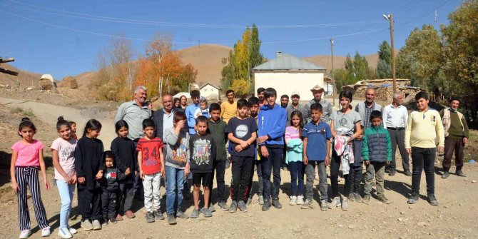 Okula ulaşmak için her gün kendi imkanlarıyla 30 kilometre yol gidiyorlar