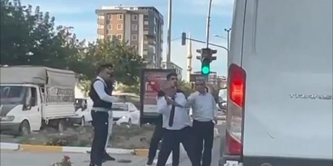 Otobüs şoförü, yol verme tartışmasında minibüsün önünü kesip sopayla saldırdı