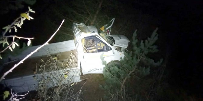 Gümüşhane’de kamyonet uçuruma yuvarlandı: 2 ölü, 1 yaralı