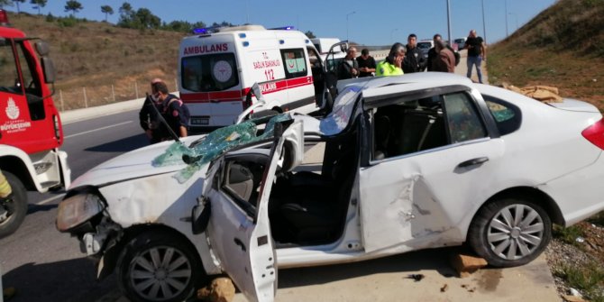 Takla atan otomobildeki 2 kişi yaralandı