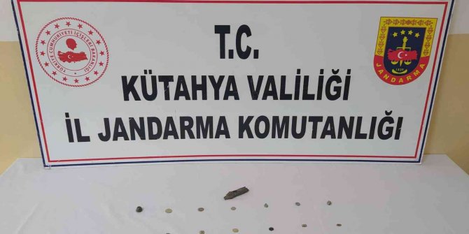 21 tarihi sikkeyi jandarmaya 650 TL’ye satarken yakalandılar