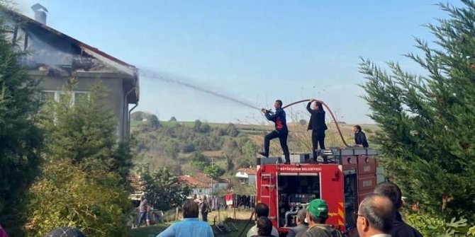 2 katlı evin çatısı alevlere teslim oldu