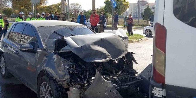 Öğrenci servisi ile otomobil çarpıştı: 7'si öğrenci 10 yaralı
