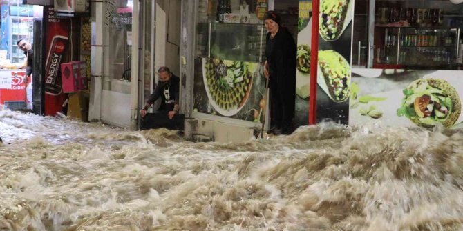 Gece yarısı patlayan su borusu şehrin altını üstüne getirdi