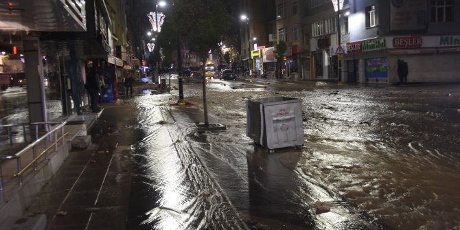 Sivas'ta şebeke suyu patladı, cadde molozlarla kaplandı