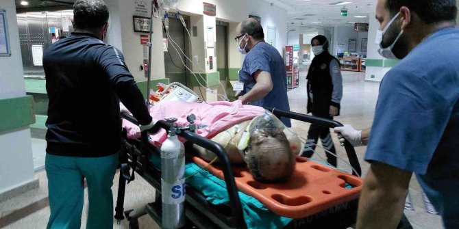 Tamir ettikleri minibüsün altından ezilen 1 kişi öldü, 1 kişi ağır yaralandı