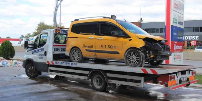 Petrol istasyonuna dalan taksi, hurda aracı ve otomobile çarptı: 1 ölü