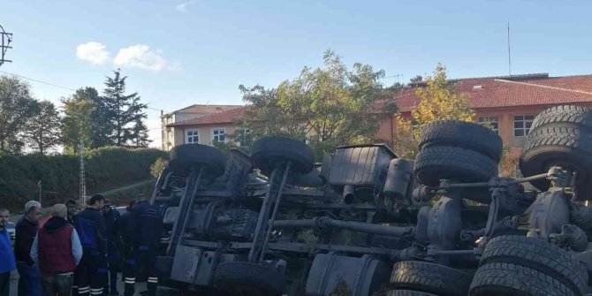 Kontrolden çıkan hafriyat kamyonu devrildi