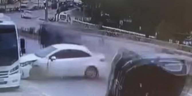 Bodrum'da 2 otomobil ve 1 minibüsün karıştığı kaza kamerada