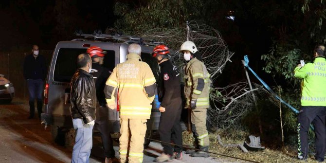 İzmir’de kontrolden çıkan otomobil ağaca çarptı: 1 ölü, 2 yaralı