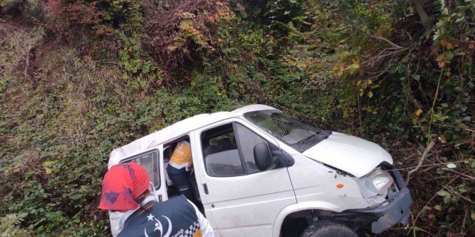 Minibüs şarampole yuvarlandı: 1 ölü, 1 yaralı