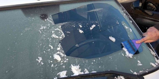 Soğuk hava araç camlarını dondurdu