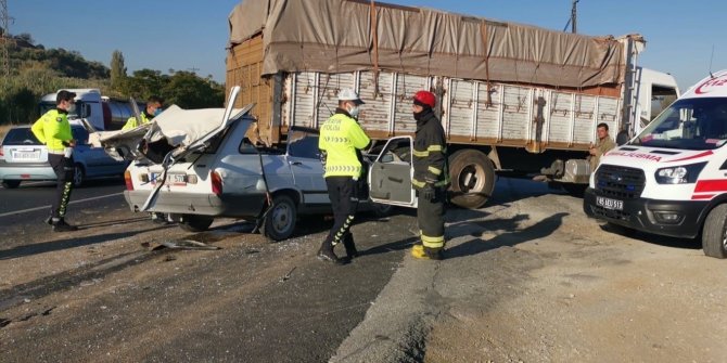 Kamyona çarpan otomobilin sürücüsü hayatını kaybetti