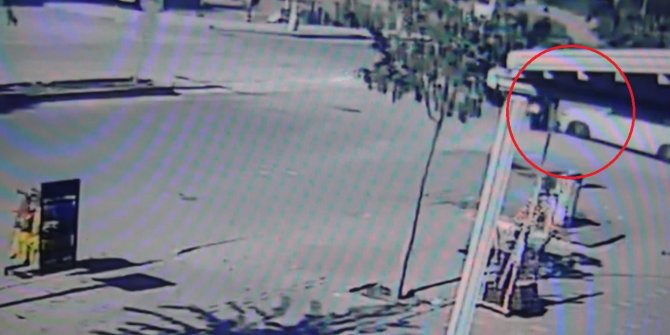 Motosikletten düşen kuryenin yaralandığı kaza kamerada