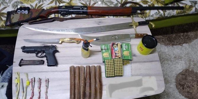 Ruhsatsız silah için gittiler, patlayıcı madde buldular