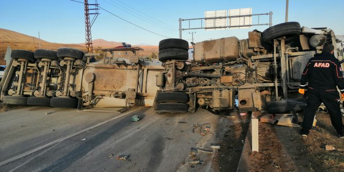 Bitlis'te,TIR kırmızı ışıkta bekleyen kamyonete çarptı: 2 ölü, 3 yaralı