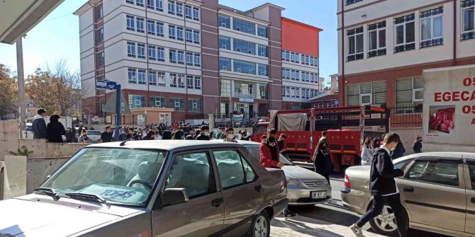 Taciz edildiği iddia edilen öğrencinin yakınları öğretmeni darp etti