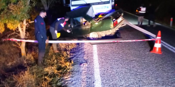Kamyonun altına giren otomobildeki 2 kardeş öldü