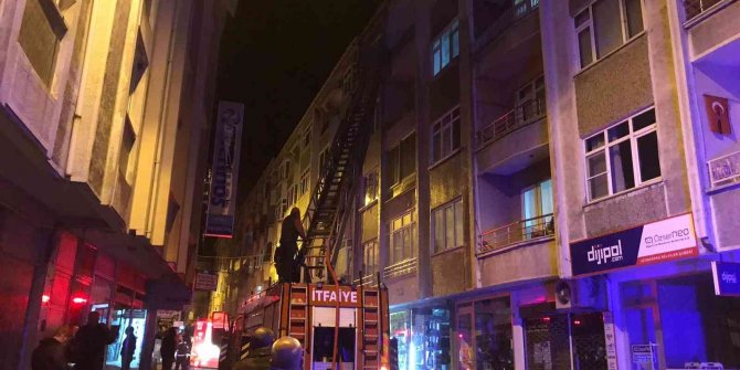Apartmanın çatısı alev alev yandı, mahalleli sokağa döküldü