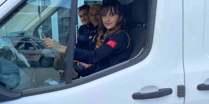 Ambulans şoförü Tuğba Bolat zamanla yarışıyor, hayat kurtarıyor