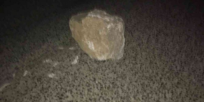Yamaçtan kopan kara parçasına çarpan araç sürücüsü yaralandı